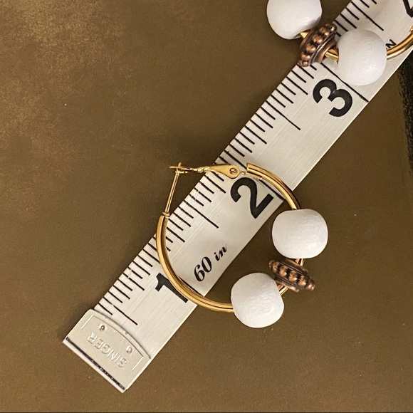 Anthropologie Gold Hoops Earrings Beads white - Picture 4 of 4